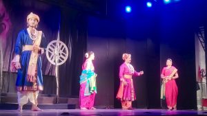 विश्व संवाद केन्द्र की पहल पर लेकसिटी में हुई ‘पुण्यश्लोक’ नाट्य प्रस्तुति